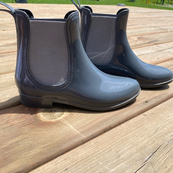 🤍Women’s Size 7 Charcoal Chelsea Rain Boots🤍 - Picture 5 of 6